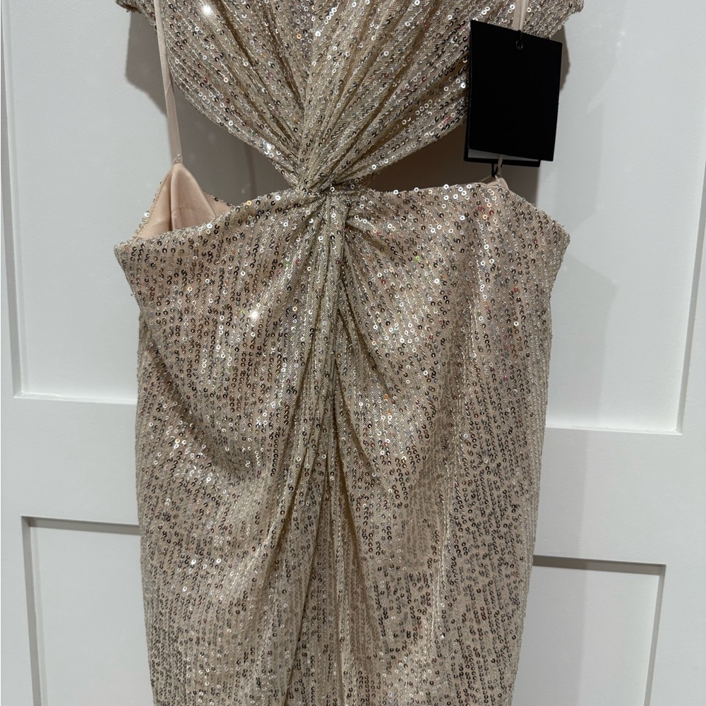 IEENA FOR MAC DUGGAL
Silver Sequin Front Twist Cut Out Sheath Dress.  Size 8 - Picture 6 of 12